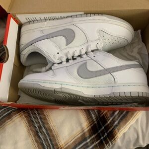 Nike Men’s Low-Top Sneakers in White and Light Gray